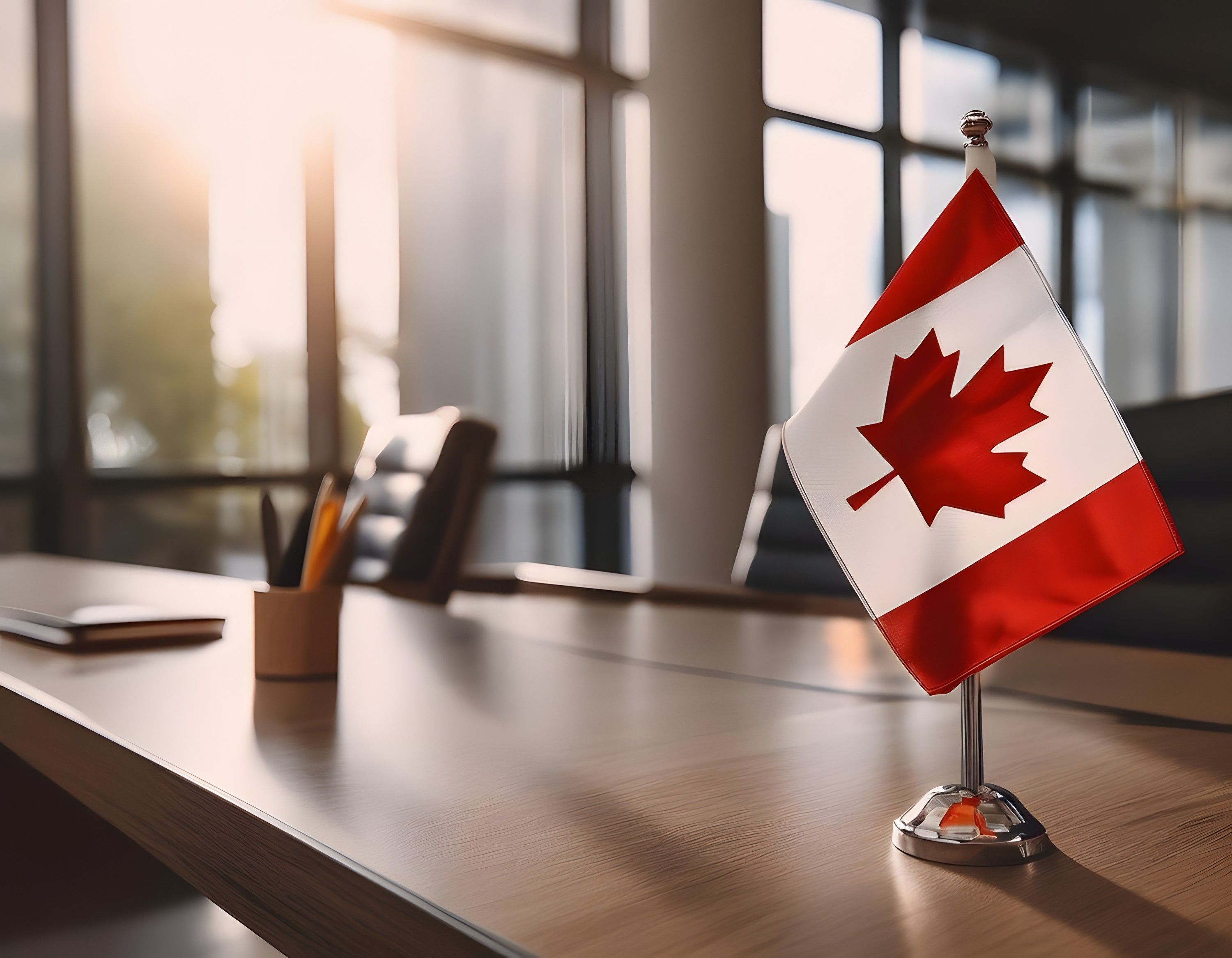 Petit drapeau canadien sur un bureau, lumière de fin de journée